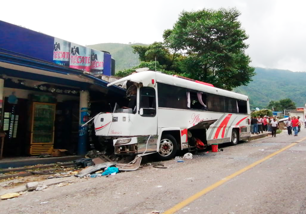 Autob S Se Incrusta En Tienda De Abarrotes Nbc Diario