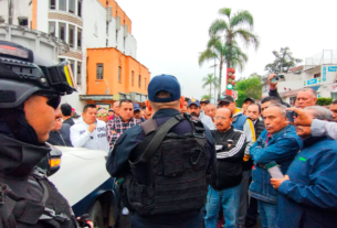 Taxistas desquician la zona centro, denuncian abusos