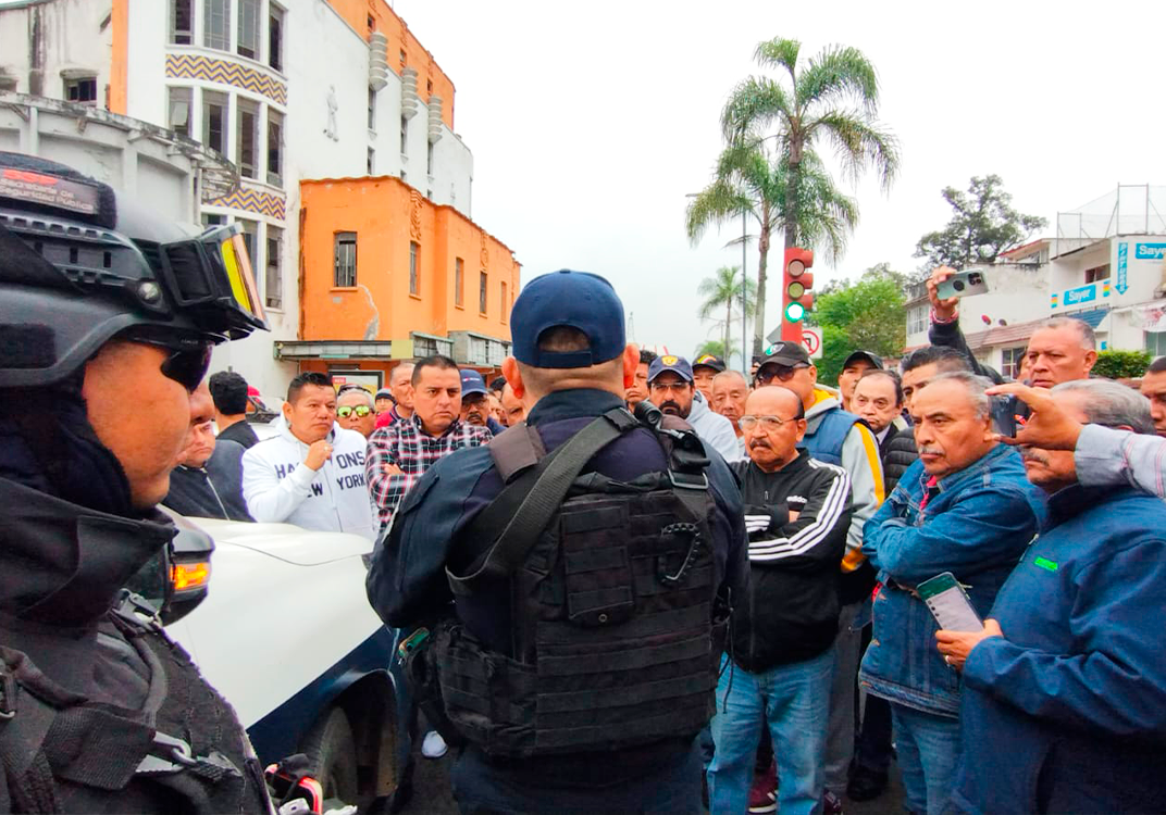 Taxistas desquician la zona centro, denuncian abusos