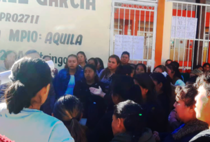 Exigen salida definitiva de directora en escuela de Aquila