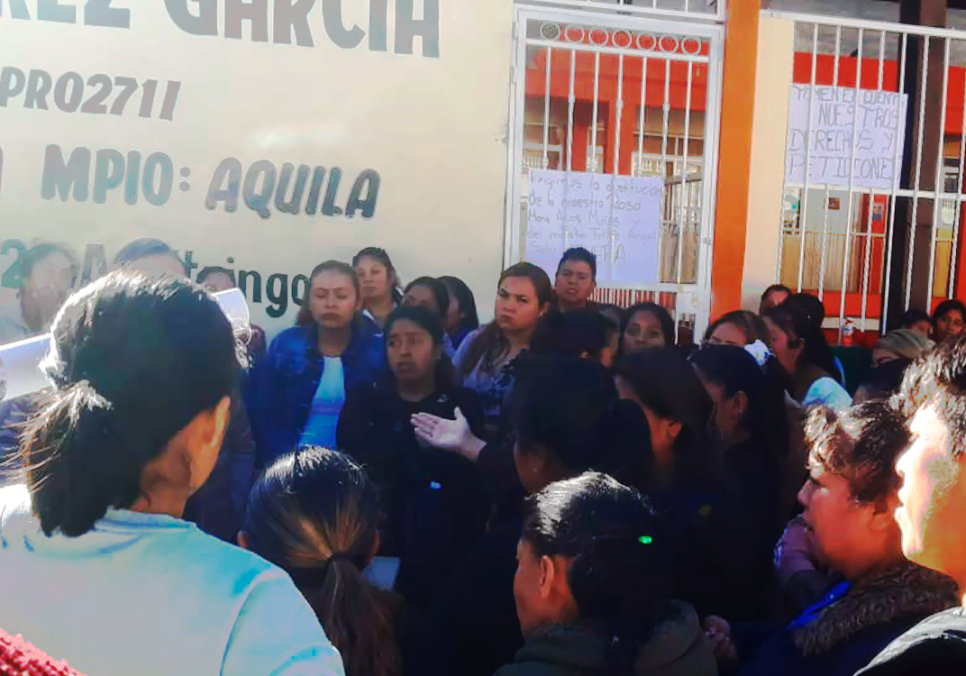 Exigen salida definitiva de directora en escuela de Aquila