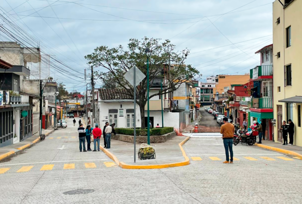 Exigen reparar calle Santos Degollado antes de abrir