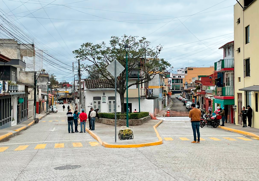 Exigen reparar calle Santos Degollado antes de abrir