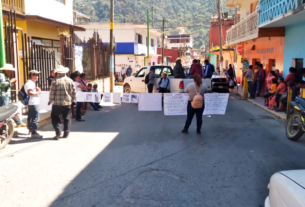 Pobladores de Zongolica bloquean carretera por pésimo estado