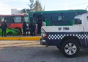 Asesinan a mujer en autobús de Coatza, un niño herido