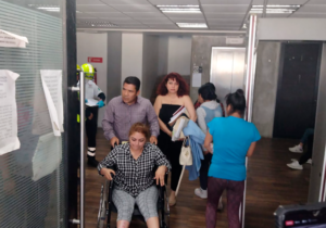 ¡Media hora atrapados en elevador de la Fiscalía de Orizaba!