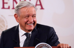 Anuncia AMLO aumento salarial del 10% para maestros