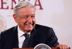 Anuncia AMLO aumento salarial del 10% para maestros