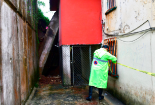 Muro colapsa sobre su casa y maestro pensó que entraban a robar