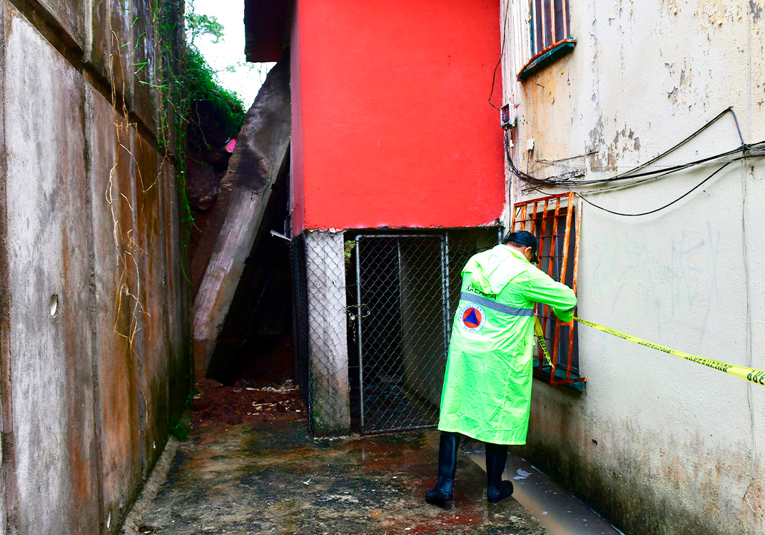 Muro colapsa sobre su casa y maestro pensó que entraban a robar