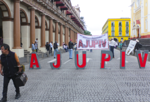 Jubilados bloquean centro de Xalapa demandando seguro de vida