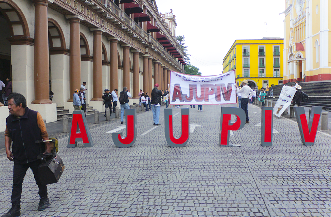 Jubilados bloquean centro de Xalapa demandando seguro de vida