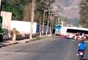 Bloquean el paso en la carretera federal Mendoza-Tehuacán, a la altura de Puente de Guadalupe.