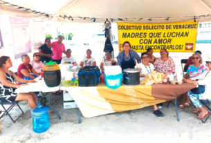 Colectivo Solecito instala un puesto de venta de alimentos en la playa para recaudar fondos.