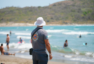 Un elemento de Protección Civil vigila la seguridad de los vacacionistas en las playas veracruzanas.