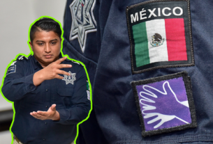 Uno de 25 policías municipales, capacitados voluntariamente, realiza una demostración del servicio de emergencias habilitado para recibir videollamadas en Lengua de Señas Mexicana.
