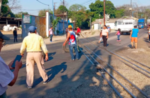 Bloquean bulevar de Córdoba, exigen agua.