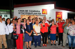 Lupita Groth, integrantes de su planilla y simpatizantes.