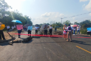 Padres de familia en Yanga bloquearon la carretera Córdoba–Yanga para exigir la conclusión de escuela.