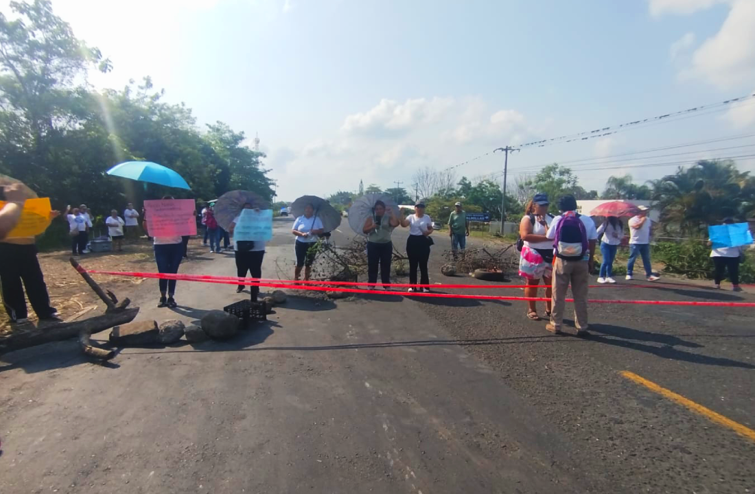 Padres de familia en Yanga bloquearon la carretera Córdoba–Yanga para exigir la conclusión de escuela.