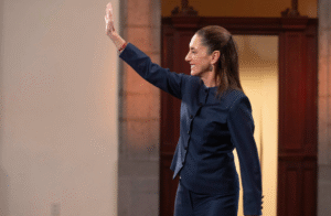 La presidenta Claudia Sheinbaum llegando a su conferencia mañanera
