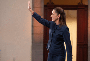 La presidenta Claudia Sheinbaum llegando a su conferencia mañanera