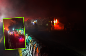 Corporaciones de socorro combaten el fuego en una pipa que transportaba combustóleo.