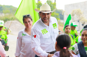 Fernando Ochoa escucha peticiones vecinales en San Isidro, Ixhuatlancillo