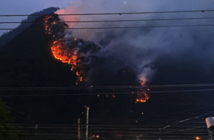 Incendio forestal en el cerro San Cristóbal, ubicado en los límites de Huiloapan y Río Blanco.