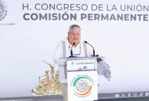 El senador Manuel Huerta en conferencia de prensa
