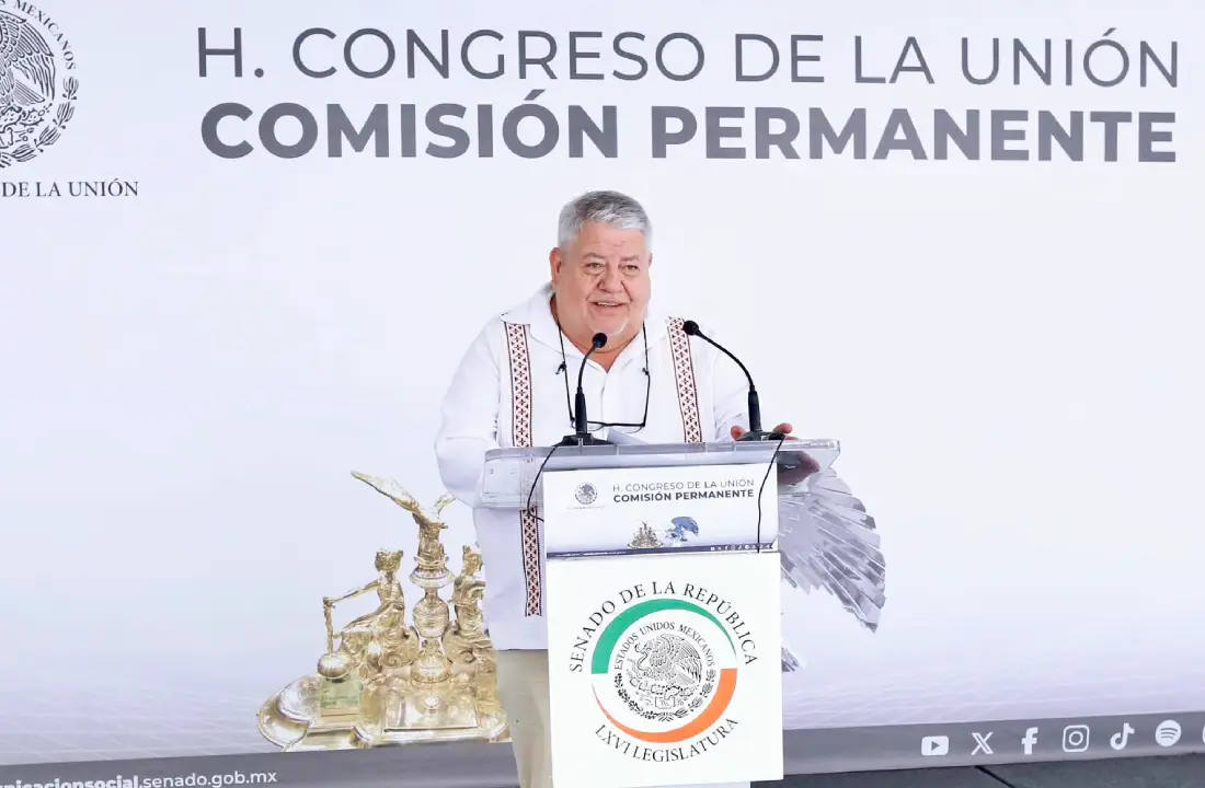 El senador Manuel Huerta en conferencia de prensa