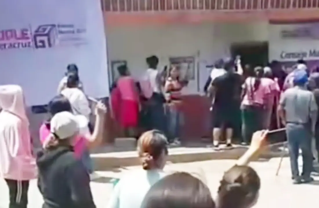 En Aquila, la jornada electoral terminó en protesta.