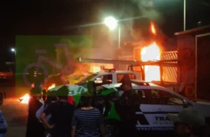 Prenden fuego a vehículos municipales en Ixtaczoquitlán