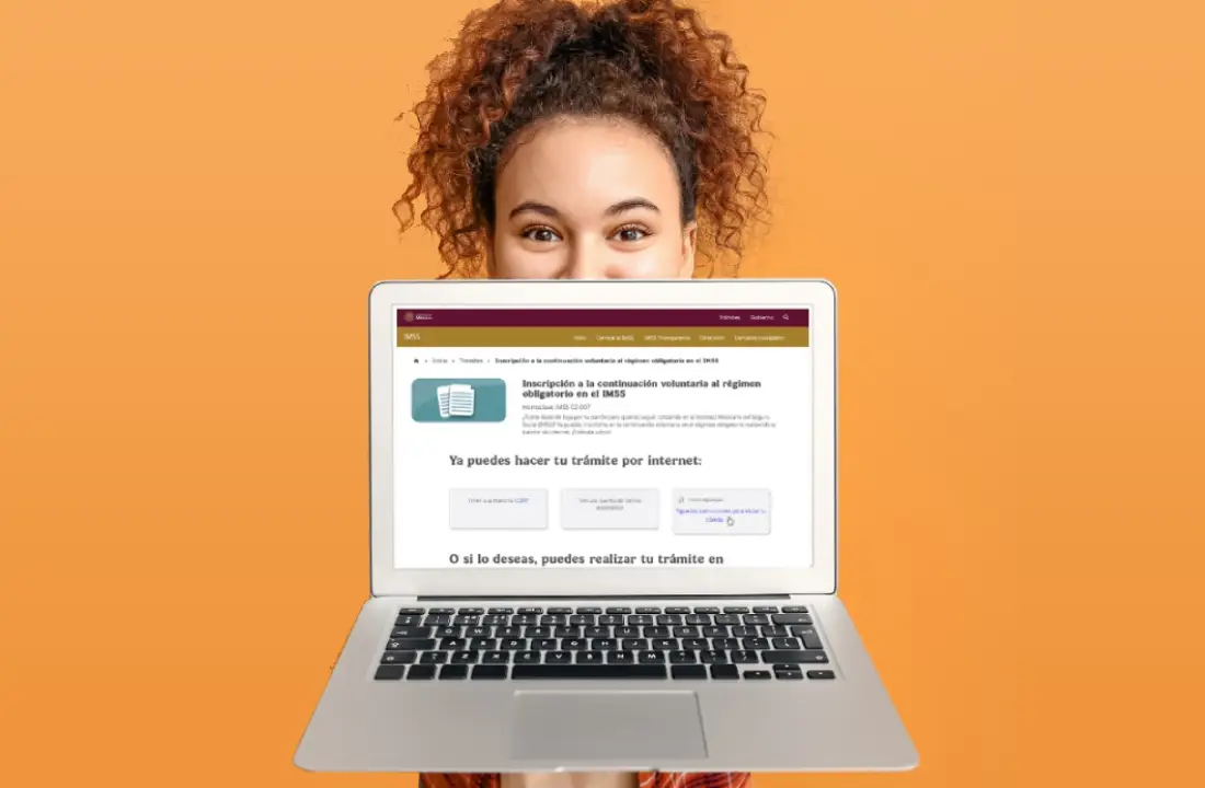 Joven exhibe una computadora con la interfaz de la página del IMSS para realizar trámites en línea