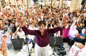 Rosa María Hernández Espejo en el zócalo de Veracruz