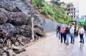 Alcalde de Xalapa supervisa daños en muro de contención.