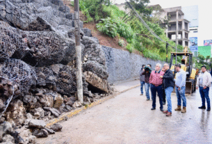 Alcalde de Xalapa supervisa daños en muro de contención.