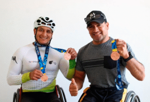 El estado de Puebla vivió un momento de gran orgullo deportivo gracias a los destacados atletas Alan Frías y Gonzalo Valdovinos, quienes obtuvieron el primer y tercer lugar, respectivamente, en la categoría de silla de ruedas del Maratón Internacional de la Ciudad de México 2025.